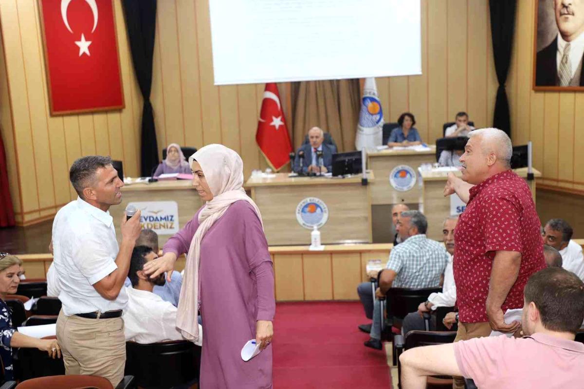 Akdeniz Belediye Meclisi bir anda karıştı! HDP'li üyeler İstiklal Marşı okumayıp Öcalan propagandası yaptı - Haberler