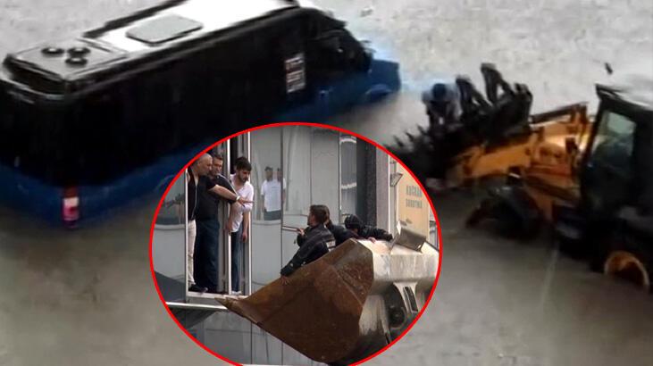 Ankara'da şiddetli sağanak! Minibüstekiler iş makinesiyle kurtarıldı