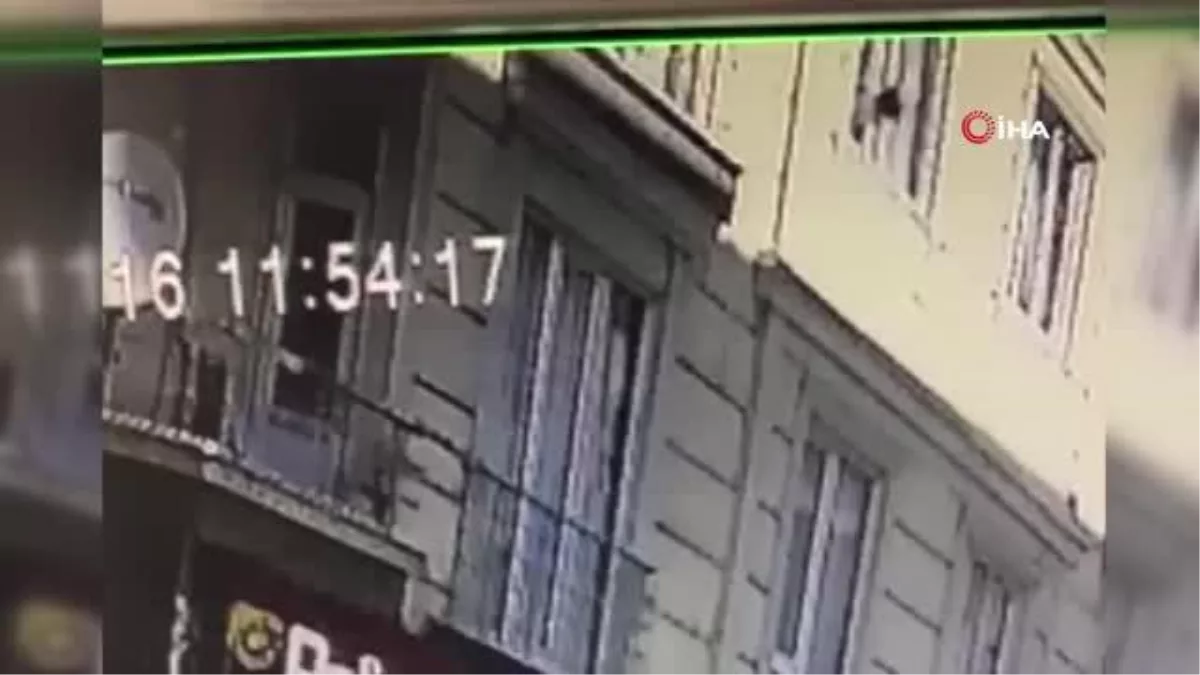 Annesinin sağlık ocağına gitmesiyle evde tek kalan 2 yaşındaki çocuk pencereden düşerek hayatını kaybetti