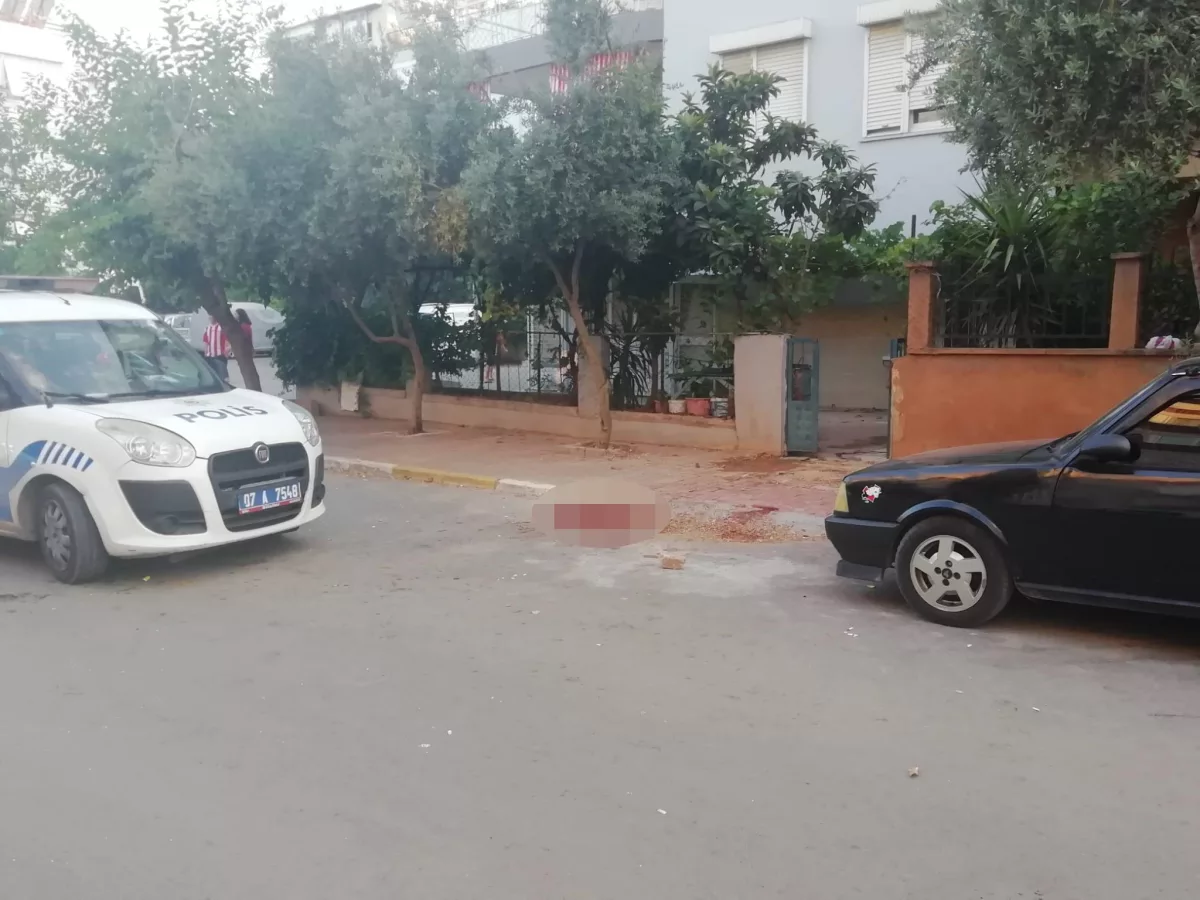 Antalya'da bir kadın, evleneceği kişi tarafından boğazından ve sırtından bıçaklandı