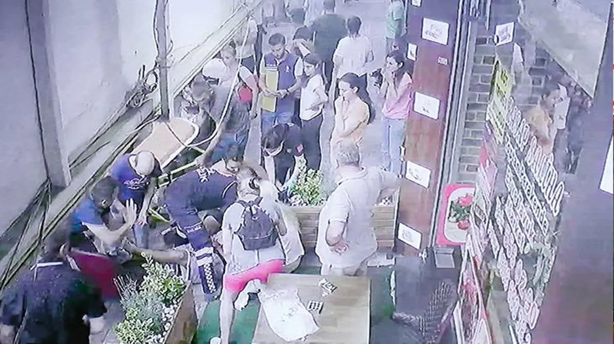 Arkadaşının boğazından bıçakladığı genç kanlar içinde yardım istedi: Abla ölmek istemiyorum beni kurtar