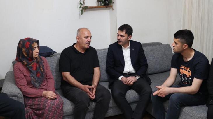 Bakan Kurum depremzede aileyi ziyaret etti: Bayramın ikinci günü teslim edeceğiz