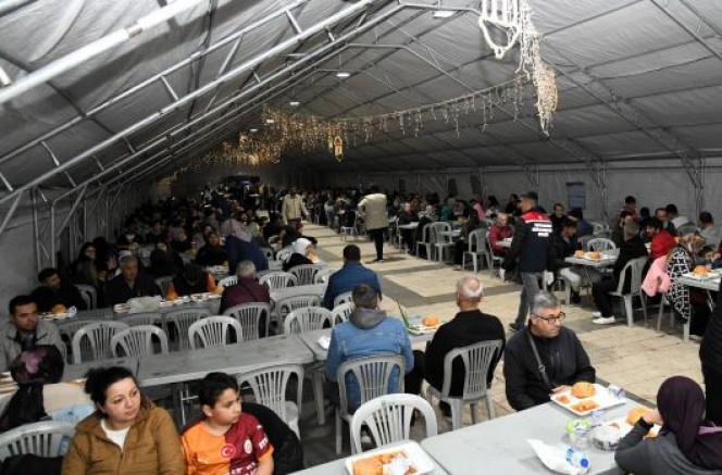 BAŞKAN İBRAHİM ÇENET, ORUCUNU VATANDAŞLARLA BİRLİKTE İFTAR ÇADIRINDA AÇTI