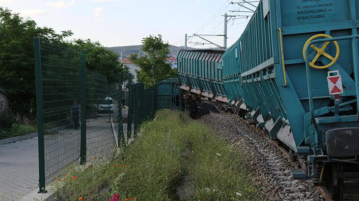 Demir madeni yüklü vagon devrildi! Tren hattı ulaşıma kapandı