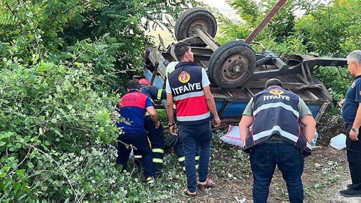 Fındık işçilerini taşıyan traktörün devrildiği kazada can pazarı: 20 kişi yola savruldu, 1 ölü