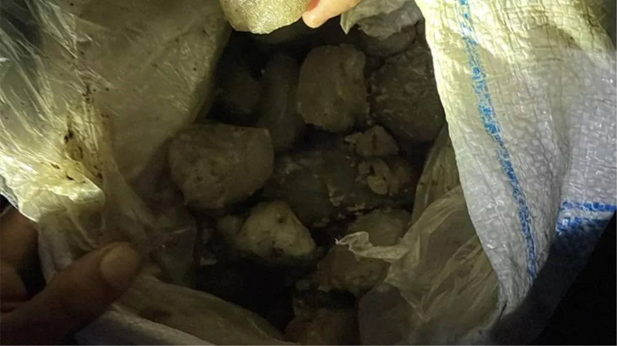Gökten kristalleşmiş buz kütlesi düştü! Hayvanlarını otlatan çoban bomba sanıp ekiplere haber verdi