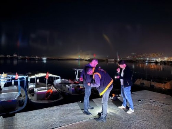 İskenderun balıkçı barınağında çok sayıda polisle Yunus timleriyle balıkçı teknelerinde ve şüpheli şahıslar üzerinde uygulama yapıldı