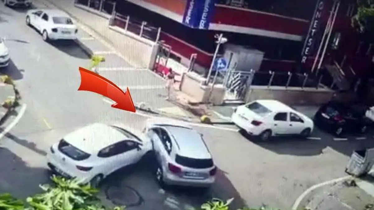 İstanbul'un göbeğinde korkutan kaza! Çarpışmanın etkisiyle sarsılan araç duvara tosladı