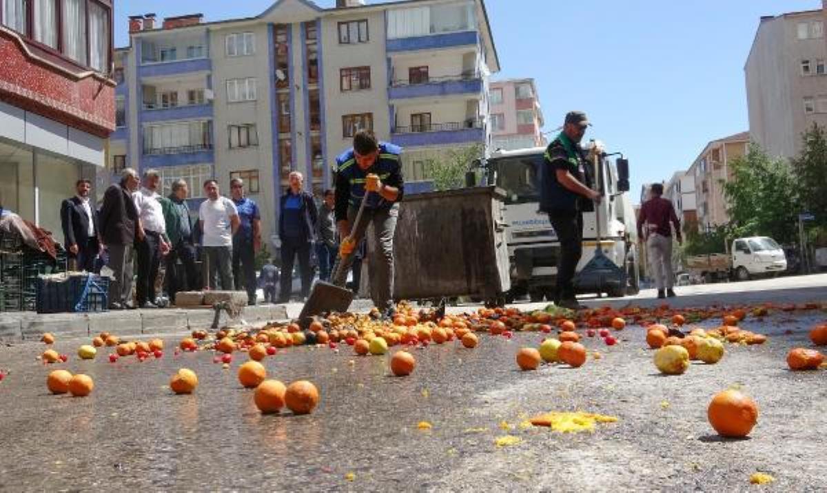 Kaldırım işgali uyarısına sinirlenen manav, kilolarca meyve ve sebzeyi gözünü kırpmadan yola döktü