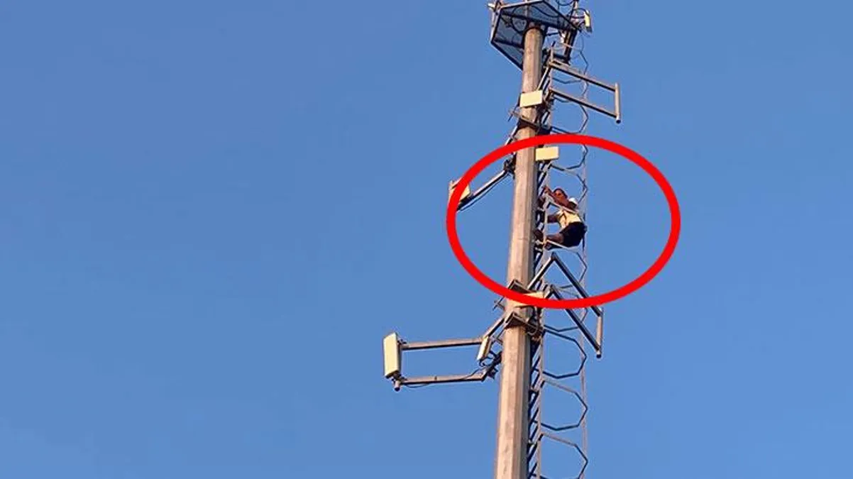 Karısından boşanmak istemeyen adam, 50 metre uzunluğundaki direğe tırmandı
