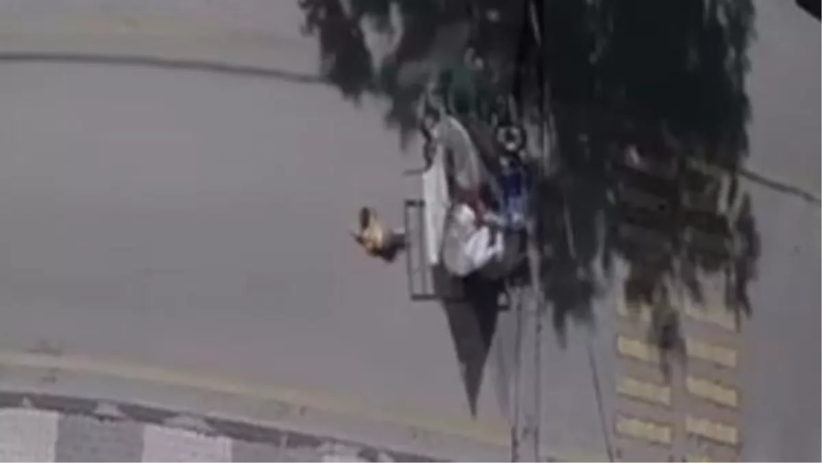 Kazadan ders çıkarmadı! Seyir halindeki motosikletten düşen çocuğu alıp tekrar sepete koydu