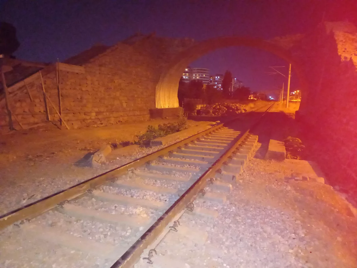 Manisa'da tren rayının yanında özçekim yapan genç kız, vagonun çarpması sonucu yaralandı