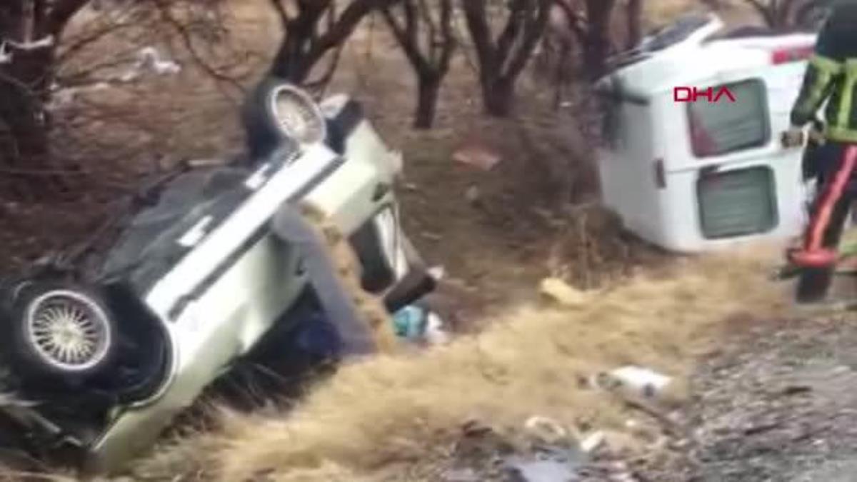 MİNİBÜSLE ÇARPIŞAN OTOMOBİLDEKİ ÇİFT ÖLDÜ, 2 YARALI