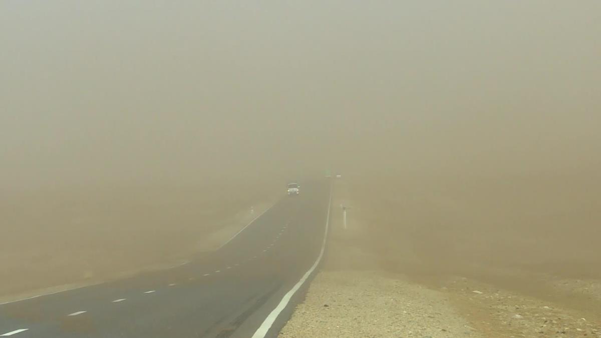 Moğolistan'da kum fırtınası hayatı felç etti! Göz gözü görmüyor