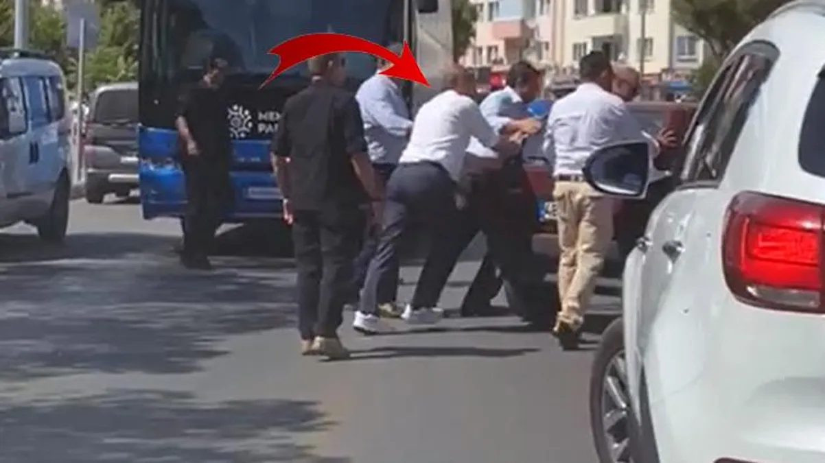 Muharrem İnce, otobüsünden inip yolda kalmış otomobili itti