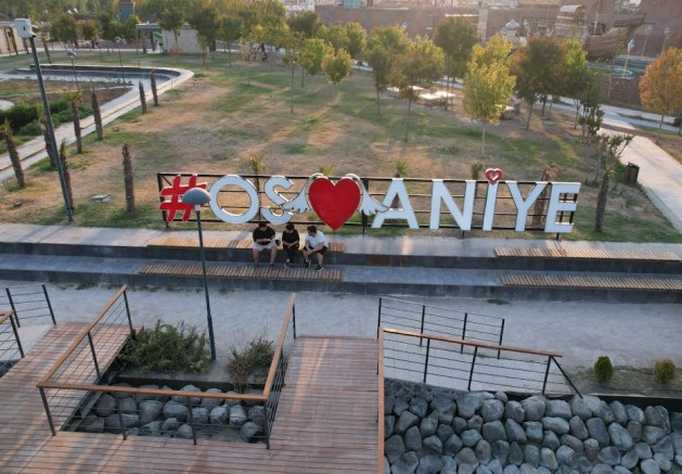 OSMANİYE BELEDİYESİ SİGARA İZMARİTİ KİRLİLİĞİNE MİZAH İÇERİKLİ VİDEO İLE DİKKAT ÇEKTİ