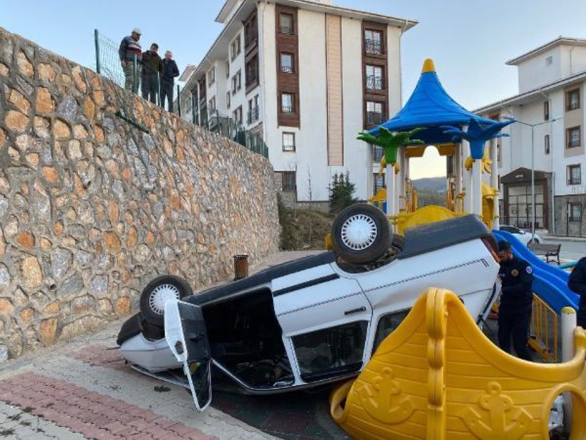 Park etmek istediği otomobiliyle sitenin bahçesindeki çocuk parkına uçtu