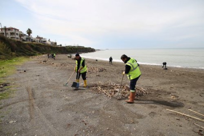 PAYAS VE ARSUZ SAHİLİNDE BİRİKEN ATIKLAR TEMİZLENDİ