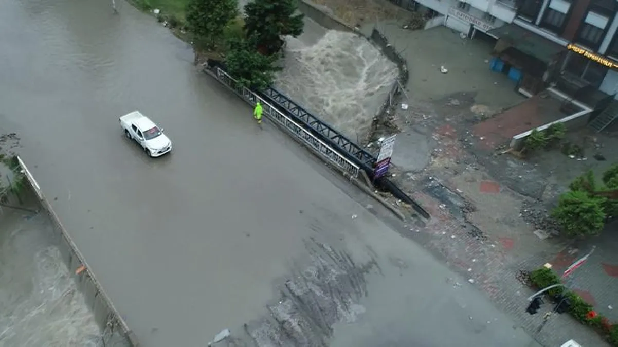 Sağanak sonrası İstanbul ve Ankara'da birçok ev ve iş yerini su bastı