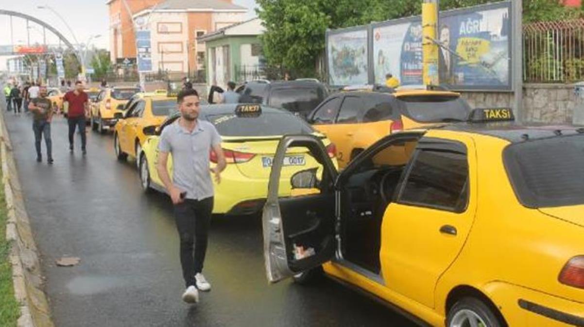 Son gelen akaryakıt zamlarının ardından taksiciler, yolu trafiğe kapatarak protesto yaptı