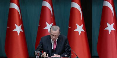 Anayasamızın 116’ncı maddesinin verdiği yetkiyle, Cumhurbaşkanı ve Milletvekilli seçimlerinin, 14 Mayıs’ta yenilenmesi kararını imzaladı.  Seçimlerin yenilenmesi kararının ülkemize ve milletimize hayırlı olmasını diliyorum.