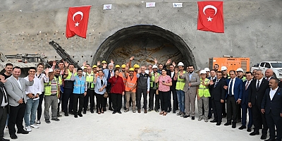 ANKARA-İZMİR HIZLI TREN HATTI 2027'DE HİZMETE GİRECEK     -ULAŞTIRMA VE ALTYAPI BAKANI ABDULKADİR URALOĞLU, 2028 YILINDA TAMAMLANMASI PLANLANAN HATTIN 1 YIL ERKEN BİTİRİLECEĞİNİ AÇIKLADI        BAKAN URALOĞLU:  -             2027 YILINDA HİZMETE GİRECEK A