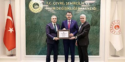 BAŞKAN ÇENET, BAKAN MURAT KURUM’A “FAHRİ HEMŞEHRİLİK” BERATI TAKDİM ETTİ