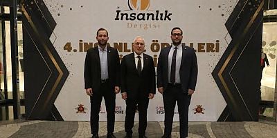 BAŞKAN TOSYALI'YA “YILIN BELEDİYE BAŞKANI” ÖDÜLÜ