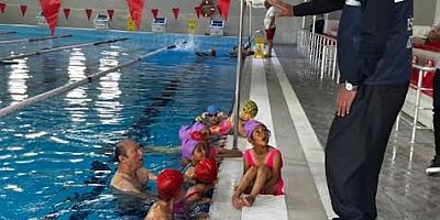 BAŞKAN YILMAZ DEPREMİN YARALARINI SPORLA İYİLEŞTİRİYOR 