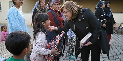 Başkanımız Fatma Şahin depremden en çok etkilenen #Nurdağı ve #İslahiye ilçelerimize ziyaretlerine devam ediyor.  Köy, köy gezerek vatandaşlarımızın neye ihyacı varsa not alıp en kısa sürede ihtiyaçlarını karşılamaya devam ediyoruz.