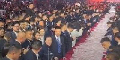 Çin'de Henan Kuangshan isimli bir şirketin patronu, Çin Yeni Yılı kutlamalarında sahneye 26 milyon dolar para yığdı. 