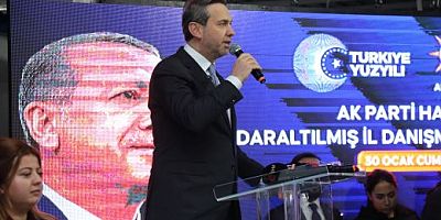 Cumhurbaşkanı Recep Tayyip Erdoğan’ın liderliğinde Türkiye’nin asrın felaketinin asrın inşasına ve asrın ihyasına dönüştüğüne değinen Bakan Bayraktar, 6 Şubat depremlerinin maliyetinin yaklaşık 100 milyar dolar olduğunu kaydetti.