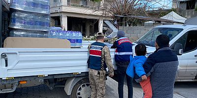 defne ilçe J.K.lığınca Vatandaşa su yardımı   Hatay ili Defne ilçesinde bulunan 8 mahallede 06.03.2023 tarihinde Defne ilçe jandarma komutanı ve personel ile birlikte 978 koli su dağıtılmış olup, vatandaşlara yardım faaliyetleri devam etmektedir. 