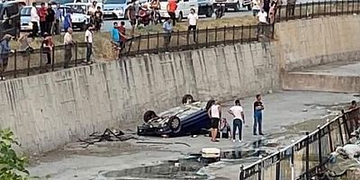 Direksiyon Hakimiyetini Kaybeden Araç Kanala Uçtu!! Kazada kadın sürücü yaralandı. Kaza yerine sağlık ekipleri sevk edildi. Yaralı sürücü ambulansla hastaneye kaldırıldı.