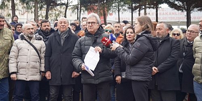 Genel Başkanımız Prof. Dr. Ümit Özdağ’ın tutukluluğunun devamı kararı üzerine parti teşkilatlarımızla birlikte Silivri Cezaevi önünde Genel Başkan Vekilimiz Prof. Dr. Ali Şehirlioğlu basın açıklaması yaptı.  Prof. Dr. Ali Şehirlioğlu: Aziz Türk milleti, d