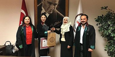 Hatay Barosu Başkan Yardımcısı ve İskenderun Temsilcisi Av. Sükran Düzen’in yanında staj dönemini başarıyla tamamlayan stajyer avukat Ecrin Nazlı İnan, meslek yemininin ardından cübbesini giyerek ruhsatnamesini aldı.