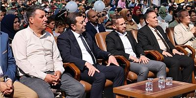Hatay Büyükşehir Belediyesi’nin (HBB) katkılarıyla düzenlenen 4. Geleneksel Cemil Meriç İrfan ve Sanat Günleri’ne katılan şair ve yazar Serdar Tuncer, HBB Başkanı Mehmet Öntürk’e teşekkür ettiği açıklamasında “Hatay’ın yüzü gülsün” mesajı verdi.