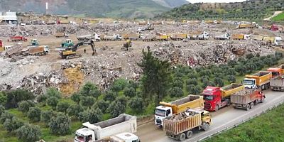 Hatay'da moloz taşıyan kamyonlar havadan görüntülendi Asrın felaketinin en acı bilançosunun yaşandığı Hatay'da enkaz kaldırma çalışmaları aralıksız sürüyor. Vadiye dökülen molozlardan bir dağ oluştu. Moloz dağı havadan ve karadan görüntülendi.