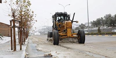 HBB’DE KAR MESAİSİ  Hatay Büyükşehir Belediyesi (HBB), sabah erken saatlerde başlayan yoğun kar yağışı sonrası tüm birimleriyle sahaya inerek çalışmalara başladı.