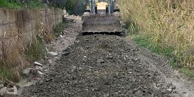 İLÇEMİZ GENELİNDE YOL YENİLEME ÇALIŞMALARIMIZI İVEDİLİKLE SÜRDÜRÜYORUZ.