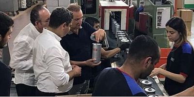 Kaymakam Gökpınar, Asaş Filtre Yönetim Kurulu Başkanı Zeki Göçmen ile sohbet edip, bol kazanç dileklerinde bulundu.