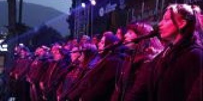 Konser boyunca zaman zaman gözyaşları tutulamazken, vatandaşlar