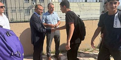 lçe Emniyet Müdürümüz Nevzat GÜNEŞ okul çıkışlarında polis uygulamarına yerinde denetim yaptı, okul yöneticileri ve ögrencilerle sohbet etti