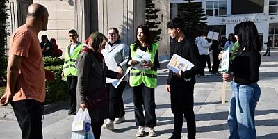 Osmaniye Belediyesi ile Atatürk Anadolu Lisesi arasında imzalanan iş protokolü kapsamında sigara izmaritlerinin neden olduğu çevre kirliliğine dikkat çekmek isteyen öğrenciler çarşı merkezinde bilgilendirme broşürü dağıttı.