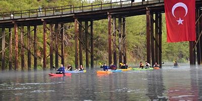  OSMANİYE’DE SİSLER İÇERİSİNDE KANO HEYECANI - BELEDİYE BAŞKANI İBRAHİM ÇENET, CEYHAN NEHRİ ÜZERİNDE KANO KEYFİ YAŞADI
