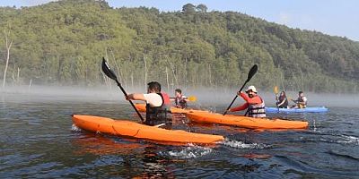  OSMANİYE’DE SİSLER İÇERİSİNDE KANO HEYECANI - BELEDİYE BAŞKANI İBRAHİM ÇENET, CEYHAN NEHRİ ÜZERİNDE KANO KEYFİ YAŞADI