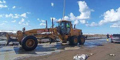 SAMANDAĞ BELEDİYESİ EKİPLERİ SU TAŞKINLARINA ANINDA MÜDAHALE ETTİ.