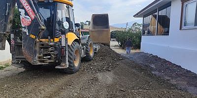SAMANDAĞ BELEDİYESİ FEN İŞLERİ EKİPLERİ YOL YENİLEME ÇALIŞMALARINI SÜRDÜRÜYORLAR.