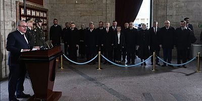 TBMM Başkanı Mustafa Şentop ve devlet erkânı Anıtkabir’i ziyaret etti. Törene Cumhurbaşkanı Yardımcısı Fuat Oktay, Millet İttifakı'nın cumhurbaşkanı adayı ve CHP Genel Başkanı Kemal Kılıçdaroğlu, AKP, CHP ve İYİ Parti grup başkanvekilleri de katıldı.