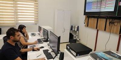 TRAFİK KONTROL MERKEZİ’YLE YOLLAR DAHA GÜVENLİ BÜYÜKŞEHİR TRAFİK IŞIKLARINI 7/24 TAKİP EDİYOR 